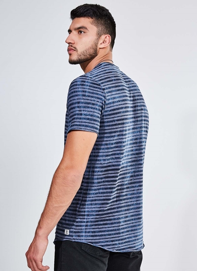 camiseta listrada azul marinho
