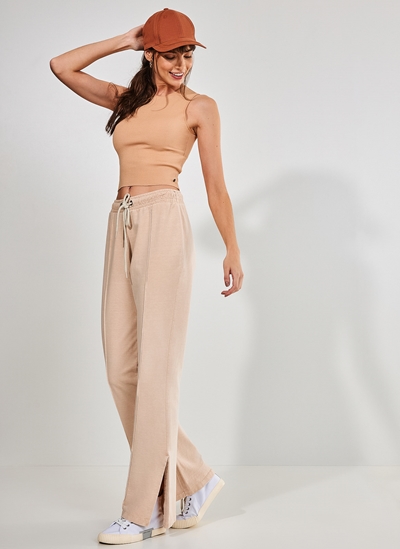 Calça wide leg - características, como usar e looks para se inspirar